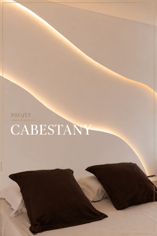 Salle de bain en travertin et éclairage indirect à Cabestany