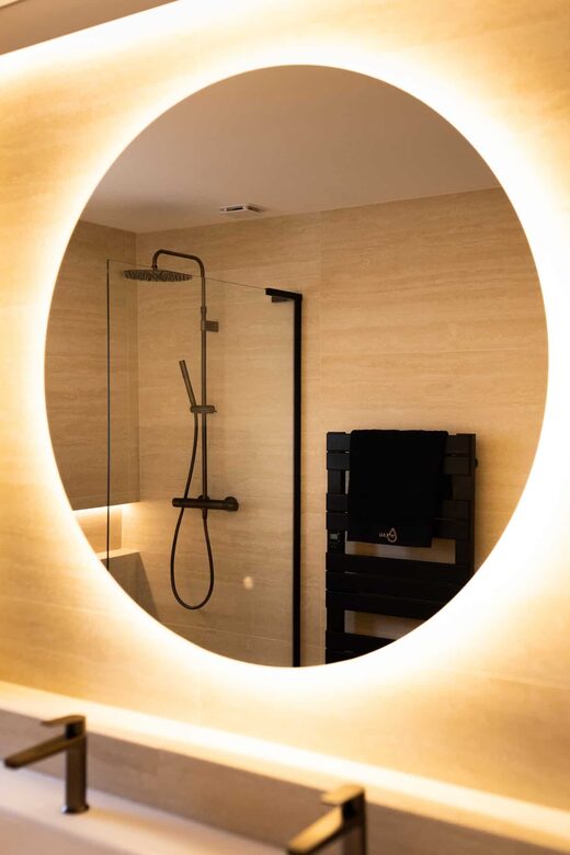 Salle de bain en travertin et éclairage indirect à Cabestany