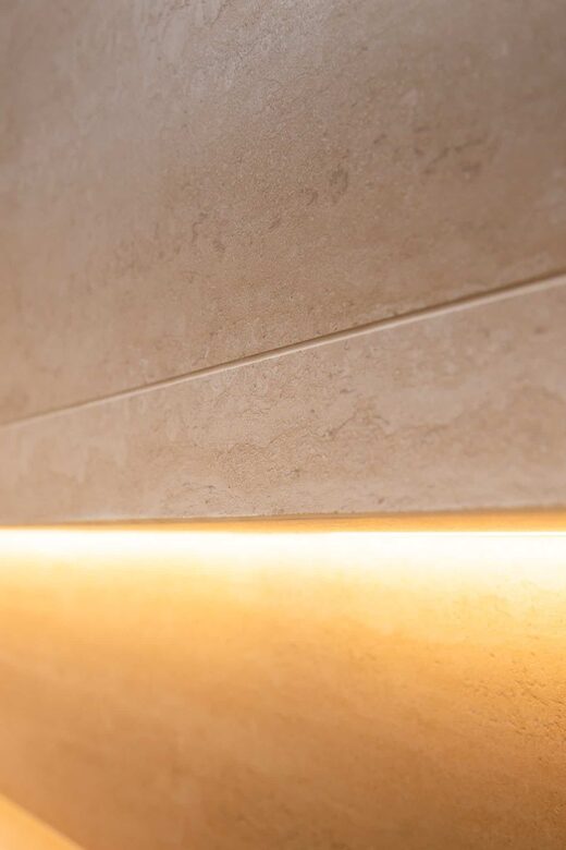 Salle de bain en travertin et éclairage indirect à Cabestany