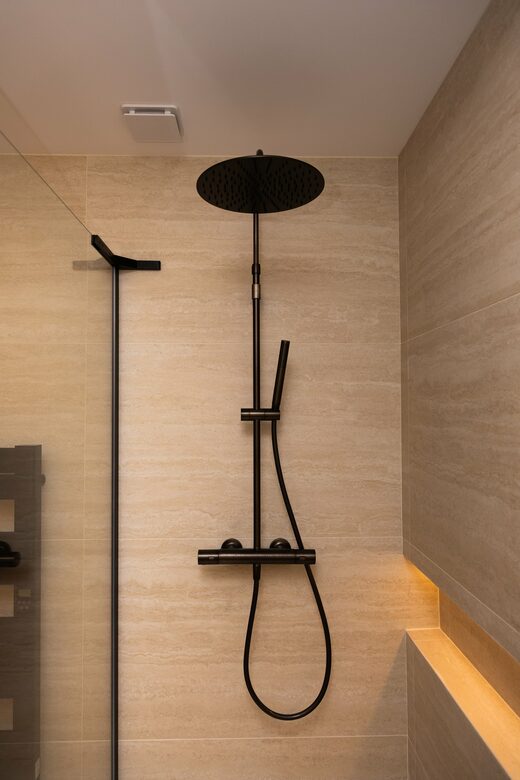 Salle de bain en travertin et éclairage indirect à Cabestany