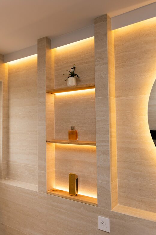 Salle de bain en travertin et éclairage indirect à Cabestany
