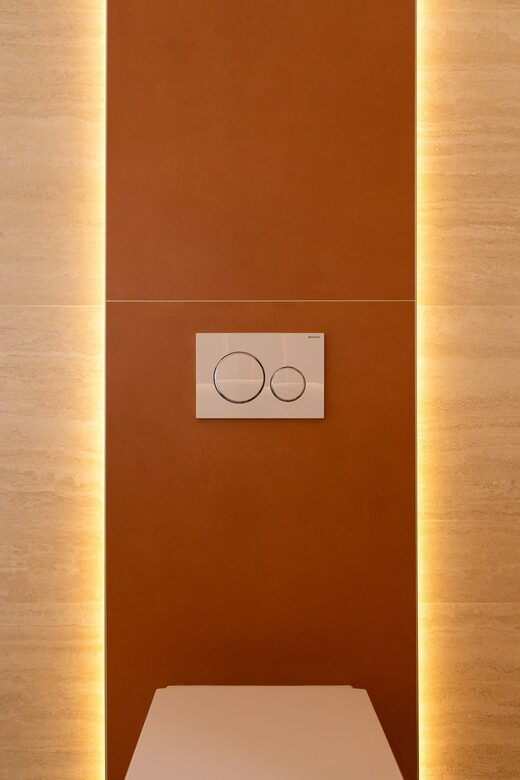 Salle de bain en travertin et éclairage indirect à Cabestany