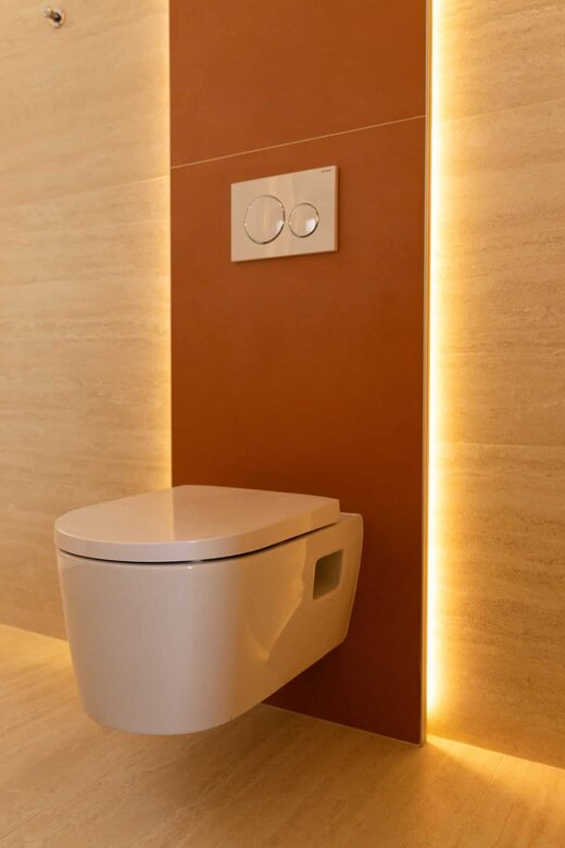 Salle de bain en travertin et éclairage indirect à Cabestany