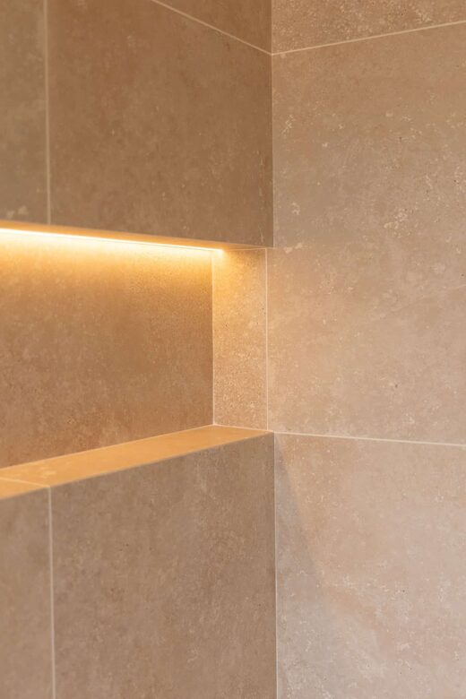 Salle de bain en travertin et éclairage indirect à Cabestany