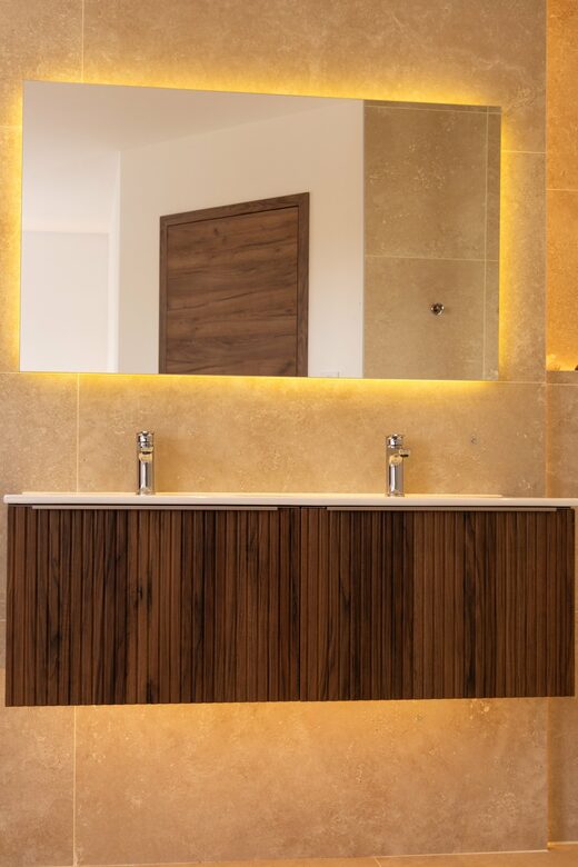 Salle de bain en travertin et éclairage indirect à Cabestany