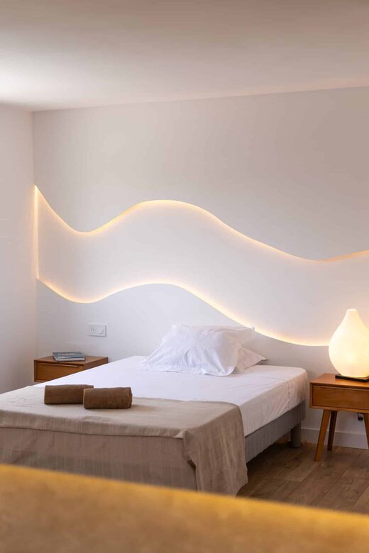 Salle de bain en travertin et éclairage indirect à Cabestany