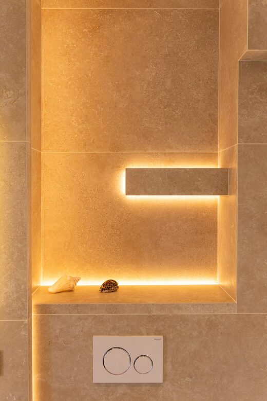 Salle de bain en travertin et éclairage indirect à Cabestany