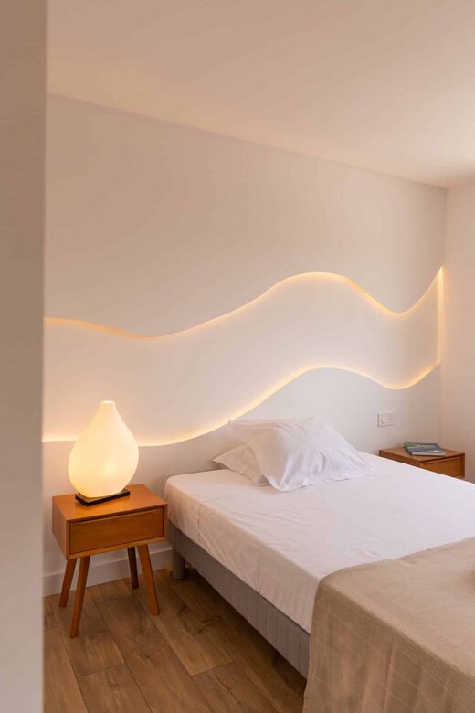 Salle de bain en travertin et éclairage indirect à Cabestany