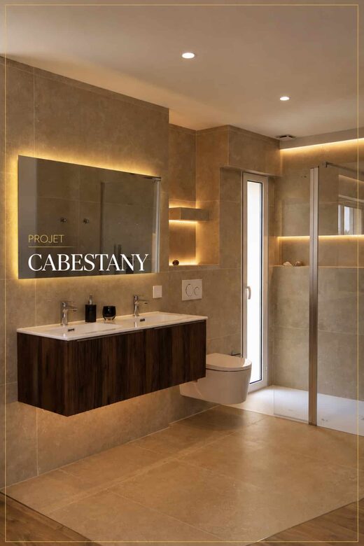 Salle de bain en travertin et éclairage indirect à Cabestany