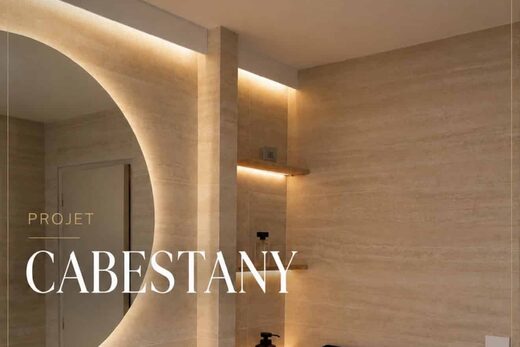 Salle de bain en travertin et éclairage indirect à Cabestany