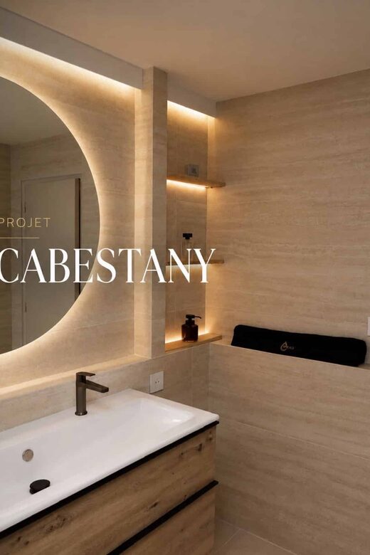 Salle de bain en travertin et éclairage indirect à Cabestany