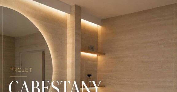 Salle de bain en travertin et éclairage indirect à Cabestany