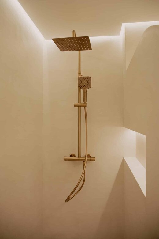 Salle de bain sur mesure et robinetterie dorée à Saint-Cyprien
