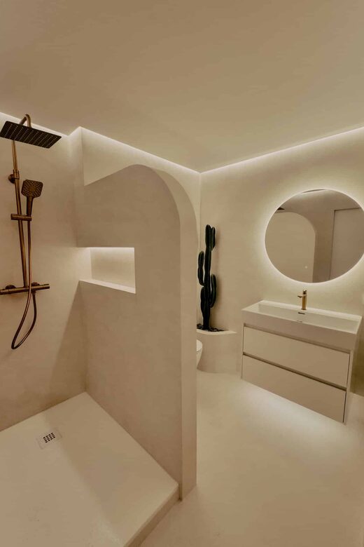 Salle de bain sur mesure et robinetterie dorée à Saint-Cyprien