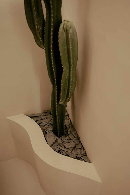 Salle de bain sur mesure et robinetterie dorée à Saint-Cyprien
