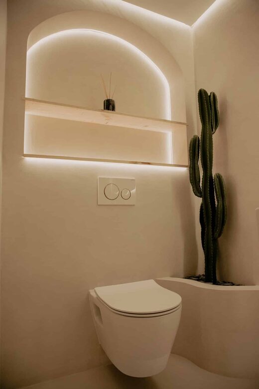 Salle de bain sur mesure et robinetterie dorée à Saint-Cyprien